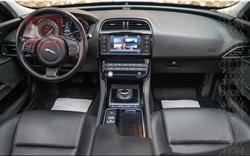 جاكوار XE